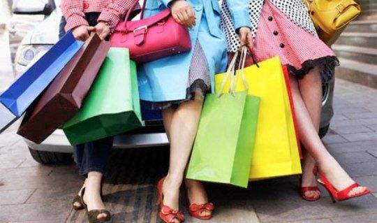 Frauen geben mehr Geld für die Vorbereitung eines Urlaubs aus als für den Urlaub selbst
