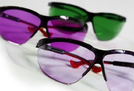 O2Amps-Brille, mit der man durch eine Person hindurchsehen konnte