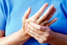 Warum Finger der rechten Hand taub werden: Ursachen, Behandlung